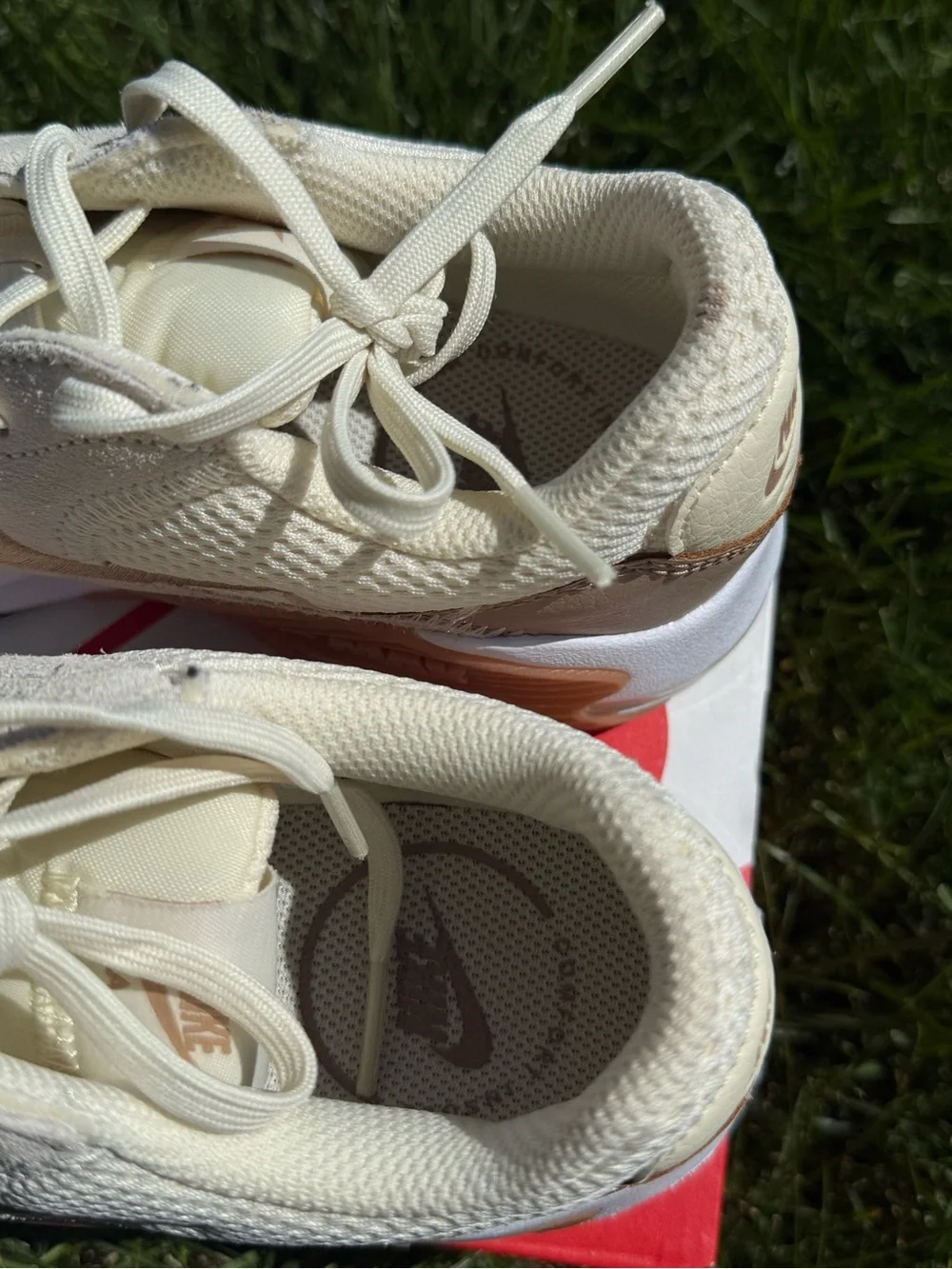 Nike Coconut Milk/Team Gold-Hemp